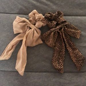 2 Scrunchies